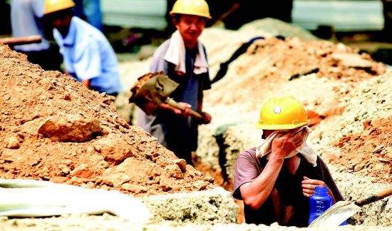 關注，高溫下的鋼結構施工工人